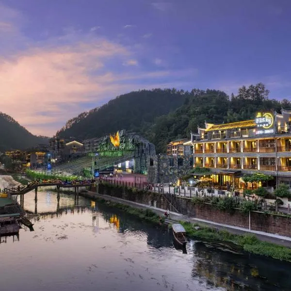 Phoenix Ancient Hill Riverside View Hotel- Offers free one-way high-speed rail pick-up service - Afternoon tea - Self-service laundry - Baggage storage - Travel planning, hotel a Fenghuang