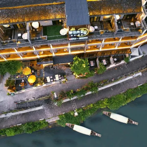 Phoenix Ancient Town San San River View Homestay - Enjoy a free one-way high-speed rail pick-up or drop-off - Delicate afternoon tea - Luggage storage - Laundry facilities provided - Personal butler service and more, hotell i Fenghuang