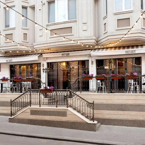 Cozy,bright,central with an in-house restaurant, hotel sa Chişinău