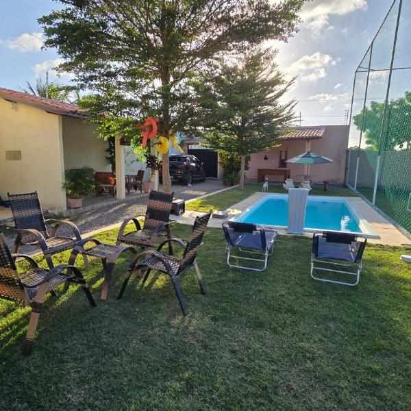 Casa de praia com campo de futebol e piscina