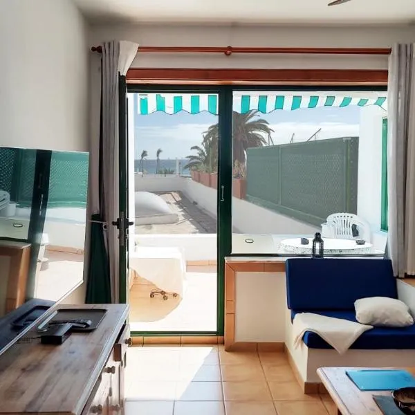 Lanzarote Beachfront Apartment on Las Cucharas Beach with a sea view, hotel a Costa Teguise