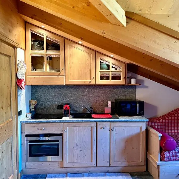 Residence Adda Bormio - Appartamento mansarda con garage privato a 900m dal centro, hotel en Bormio