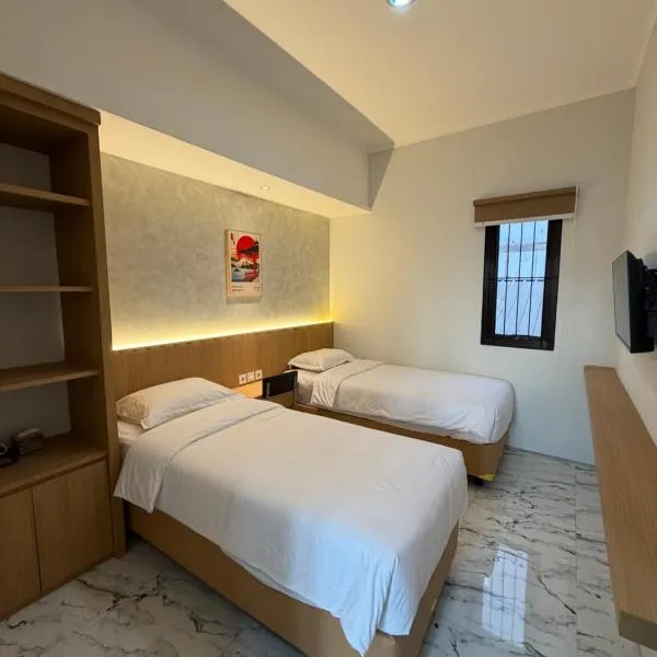 Aurora House Surabaya, hotel in Wijung