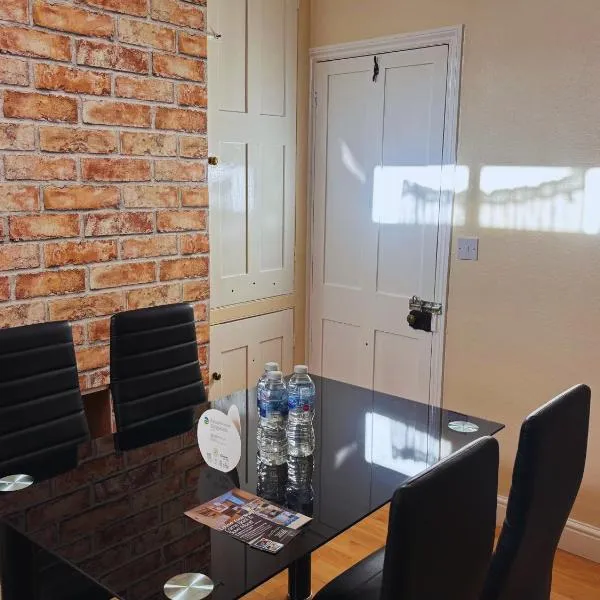 Modern Townhouse - Entire Home, Walk to Station Shops - Perfect for Groups, hotel in Banbury