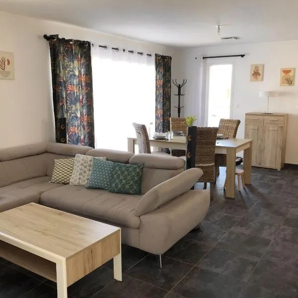 Villa 3 Ch climatisée avec piscine & jacuzzi, parking privé, centre à pied, Hotel in Uzès