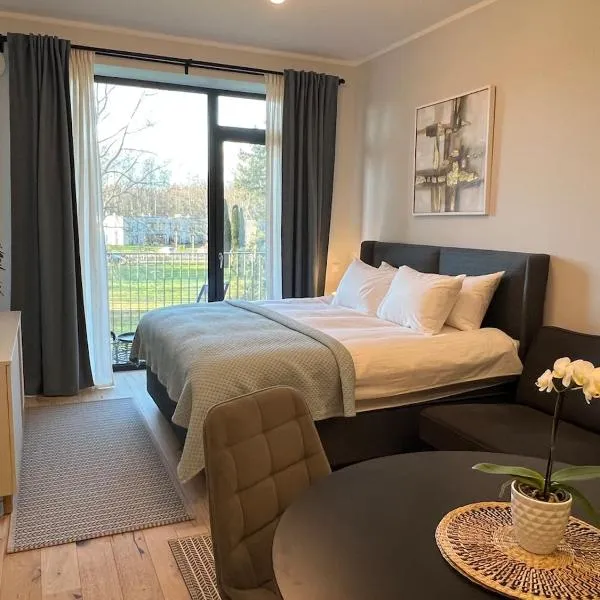 Comfy apartment with a balcony by the sea, hotel i Ķesterciems