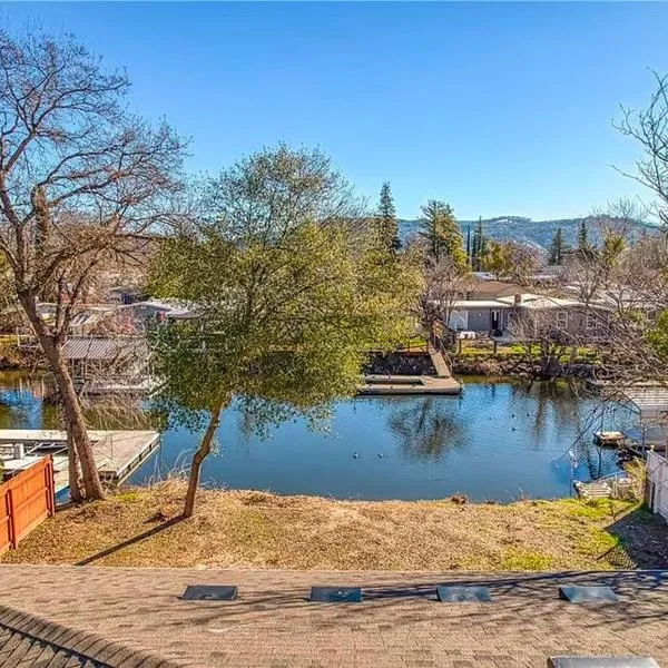 Lakefront Retreat • Private Yard + Fireplace, hotel a Clearlake Oaks