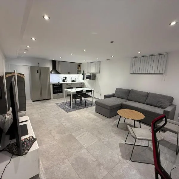 Fresh and newly renovated basement apartment，位于马尔默的酒店