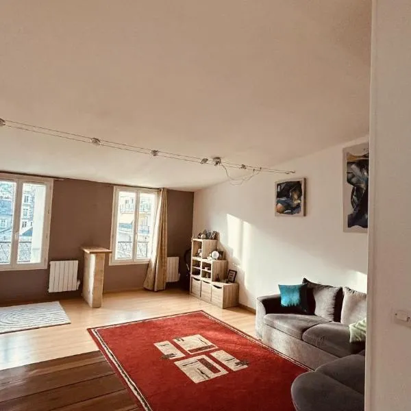 Large bright apartment Downtown Station 5 min away, hotelli kohteessa Tours