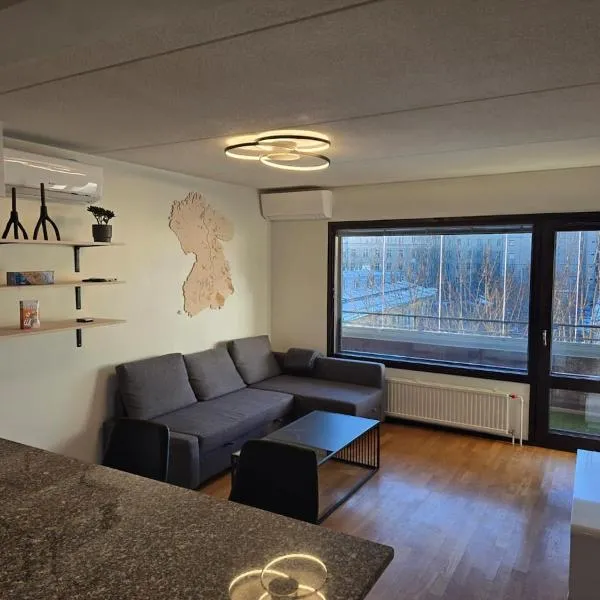 Stylish two-room apartment with balcony & great views, hotelli Helsingissä