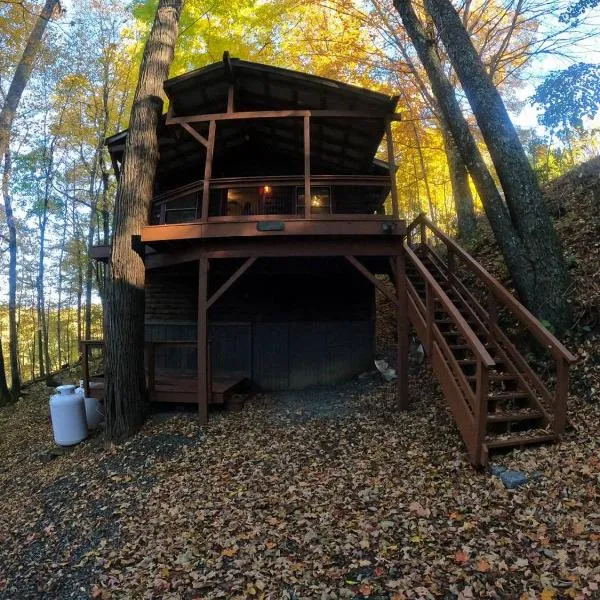 Romantic Fall Foliage Couples Cabin, Private Hot Tub, EV Station, Fast 600 Mbps WiFi, hotel sa Mars Hill