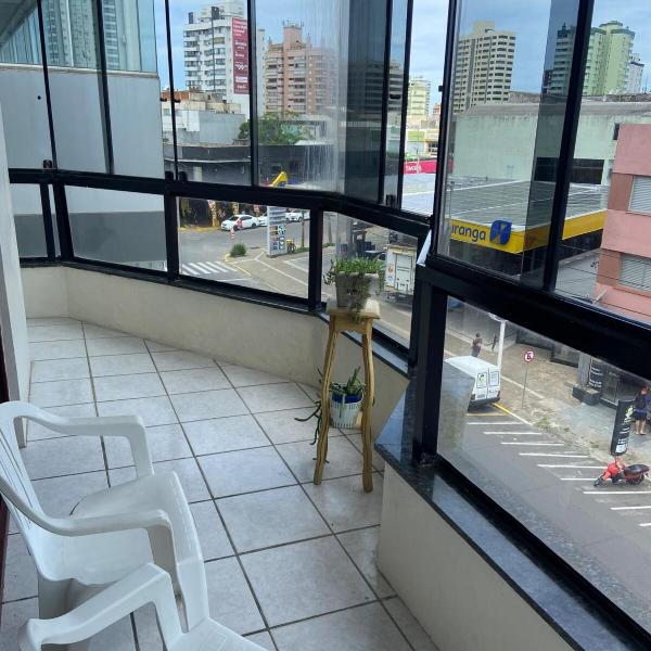 Centro de Tramandaí apto de 2 dormitótios na Av Fernandes Bastos