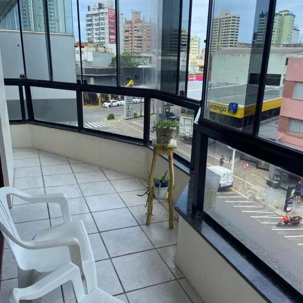 Centro de Tramandaí apto de 2 dormitótios na Av Fernandes Bastos, hotel a Tramandaí