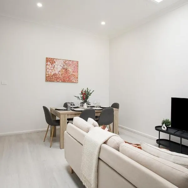 Central 3BR Glebe with Free Street Parking & Pet Friendly - Walk to Markets & Cafes, hotell Sydneys