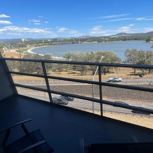 Luxe 1 BR Retreat Lake Views at Nishi New Acton Canberra City, hotel i Canberra