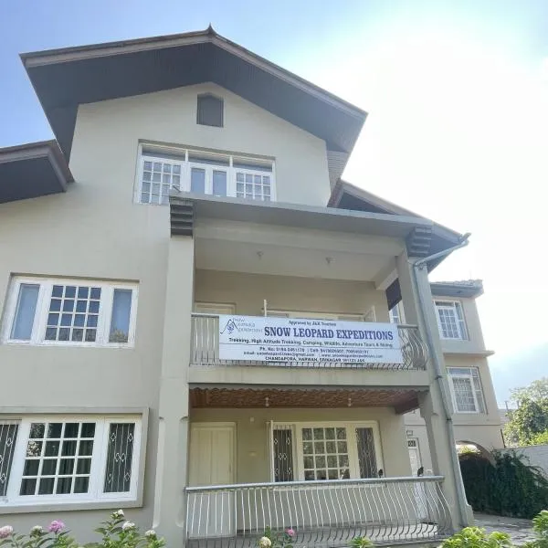Snow Leopard Lodge, hotel in Srinagar