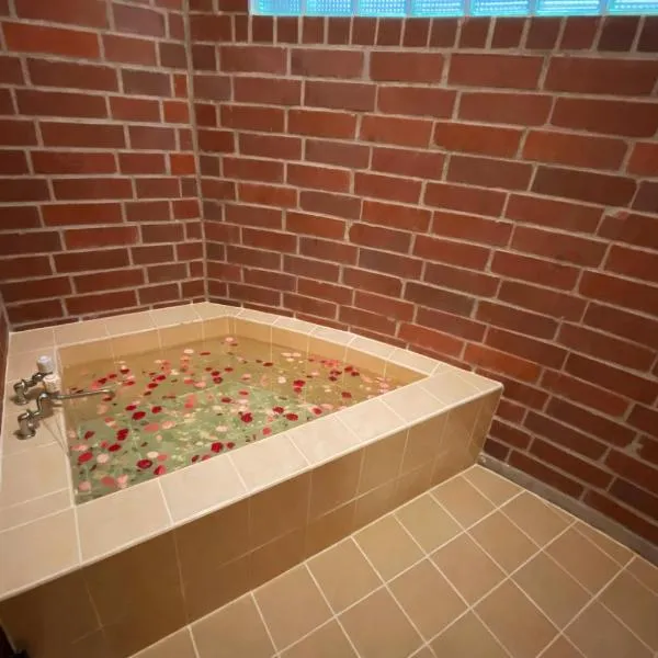 猫とピアノと星空のリゾートブティックコテージ -Starry Forest Cottage Okinawa-, hotel em Onna