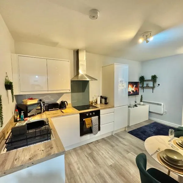 Spacious One Bedroom Apartment - With Parking and WiFi - Town Centre Location - Gated Access - Walk to Beach!, hotel in Bournemouth