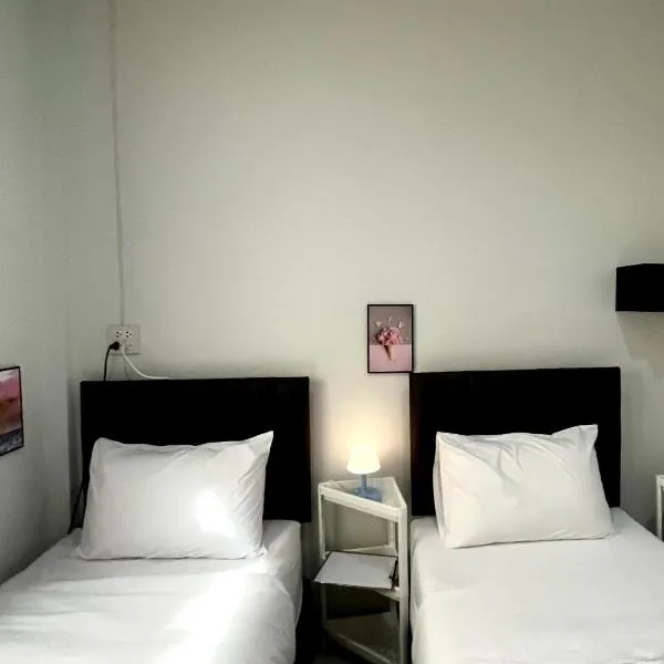 Yada House twin bed, hotel i Naiyang Beach