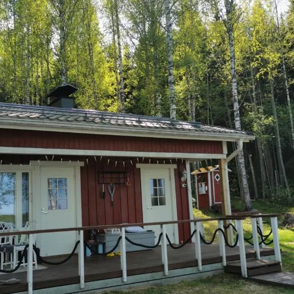 Saunamökki järven rannalla، فندق في Säkäniemi