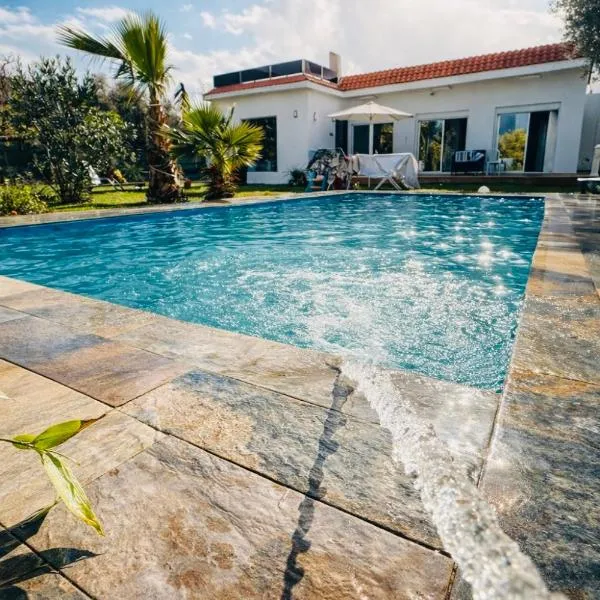 Luxury Villa with Pool & Garden5km from Cabo, hôtel à Tetouan
