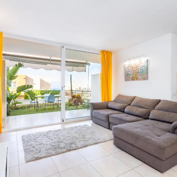 Beautiful two-storey house with terrace and patio in an exclusive area, Hotel in Adeje