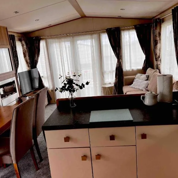 Peaceful Whitley Bay Getaway with Shared Indoor Pool, hotel a Whitley Bay