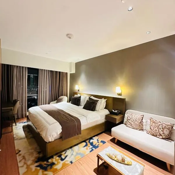 RBR Lux at Novotel Manila Hotel Residences Acqua, viešbutis Maniloje