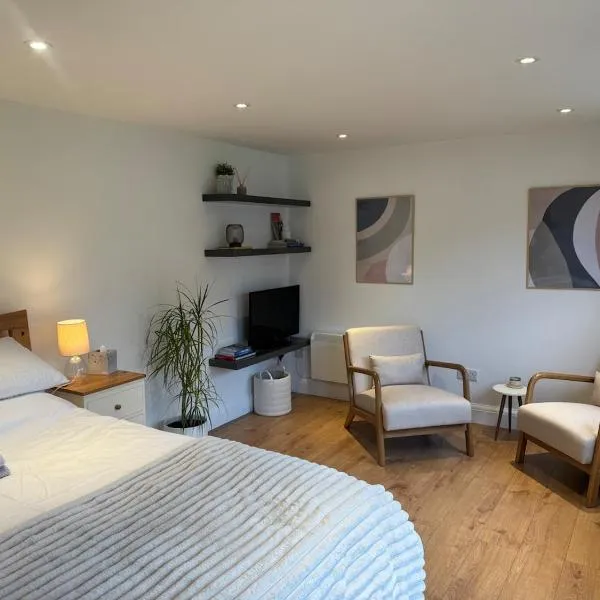 Cosy cabin nestled in the Surrey Hills, хотел в Доркинг