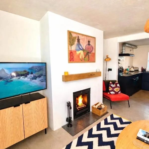 Palms 1 - Wood burner, 5 min walk to beach+parking, hotel em Newquay