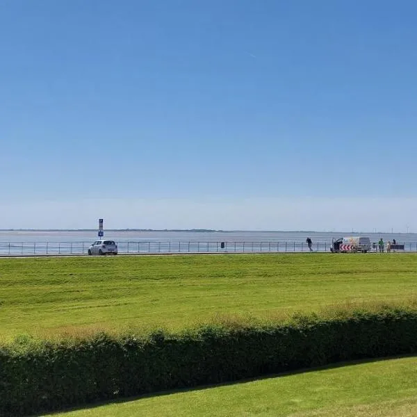 Exklusive Ferienwohnung am Südstrand mit Wintergarten & Hafenblick Wohnung 113, hotel in Wilhelmshaven