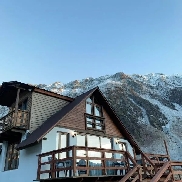 old white house, hotel in Kazbegi