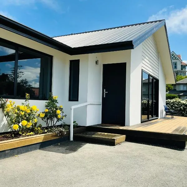 Oamaru में, होटल Cozy & Spacious 3-Bedroom Home with Rose Garden - Town Centre Oamaru