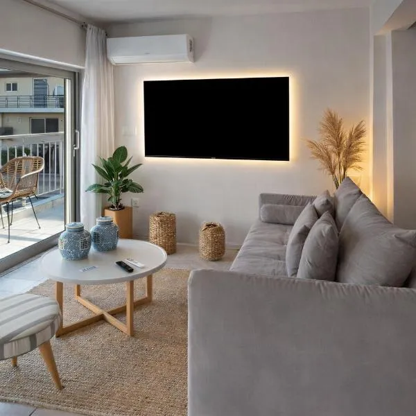 Luxury Beachfront Apartment in Kalamata Modern, Spacious & Sea View Balcony, hotel u gradu Kalamata