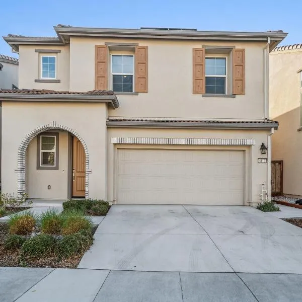 Modern family-friendly home, Napa, wine country, private backyard, fire pit、フェアフィールドのホテル