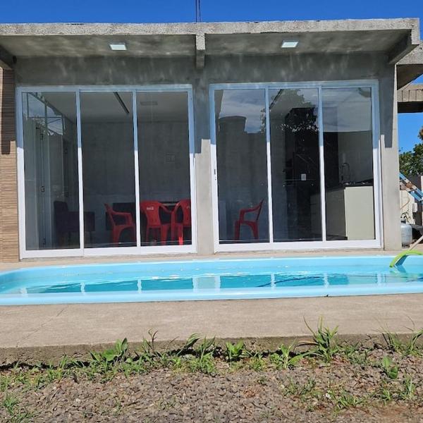 Casa com três quartos, piscina e área Gourmet