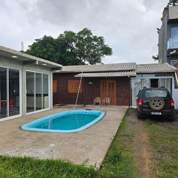 Casa com três quartos, piscina e área Gourmet, Hotel in Torres
