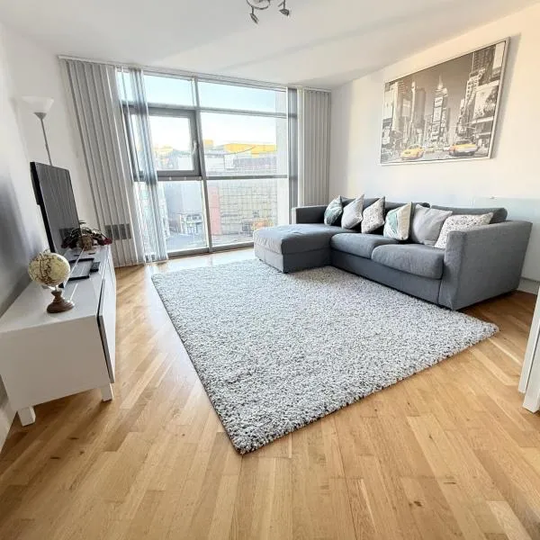 Modern 1-Bed Altolusso Flat - FREE Secure Parking - Cardiff City Centre, hotel in Cardiff