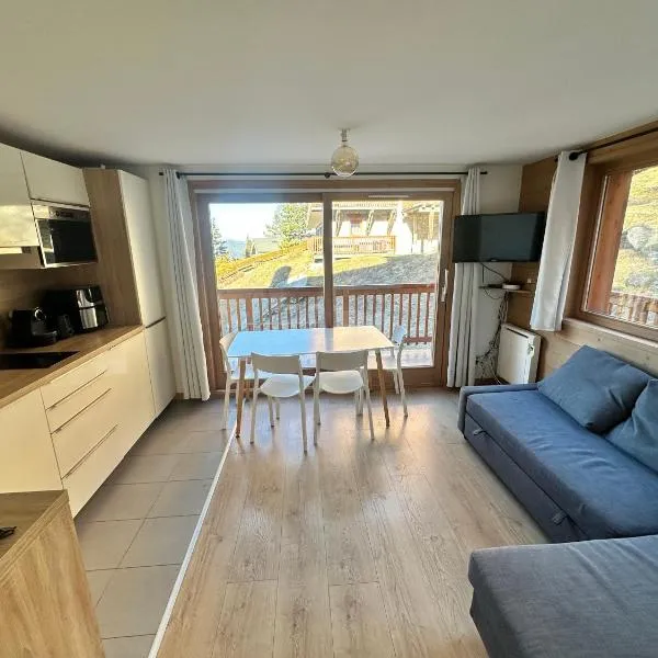 Méribel 2 pièces avec cabine, centre, proche commerce et pistes avec parking et wifi état neuf, hotel in Les Allues