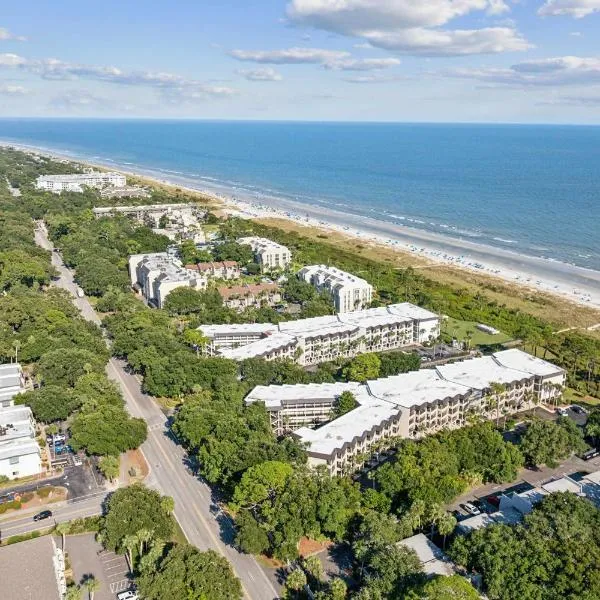 Island Condo for 6 w Communal Pool - Perfect Spot, khách sạn ở Hilton Head Island