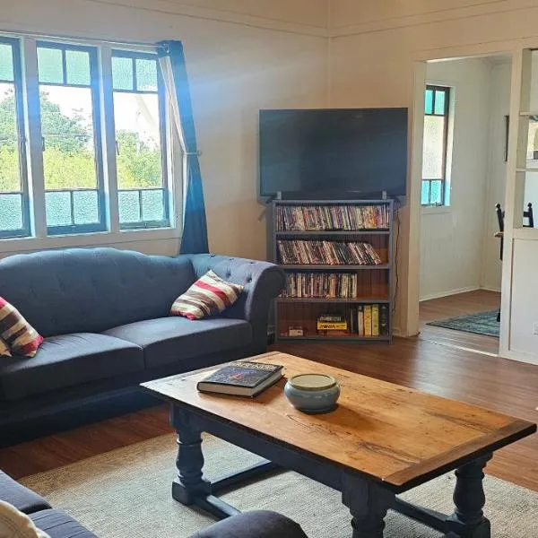 Main St Heritage Charm & Walk to Restaurants, hotel in Tamborine Mountain
