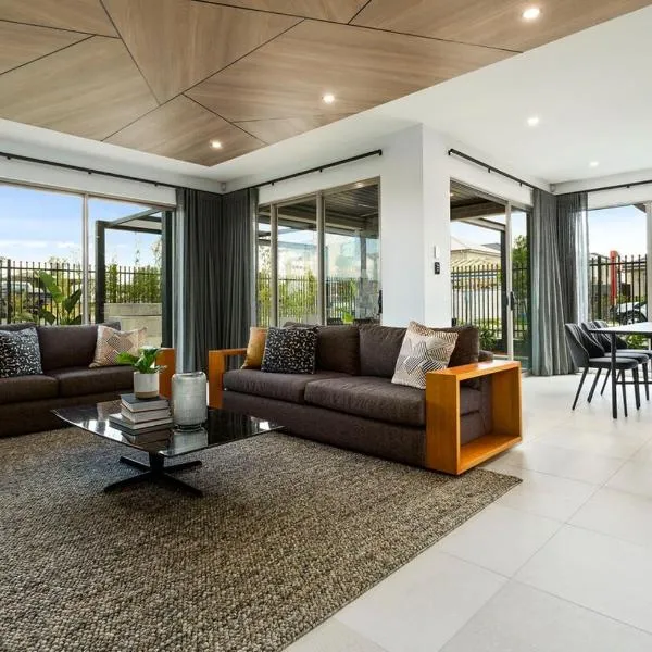 Luxury 4BR Retreat with Pool & Private Jacuzzi, hotel di Marsden Park