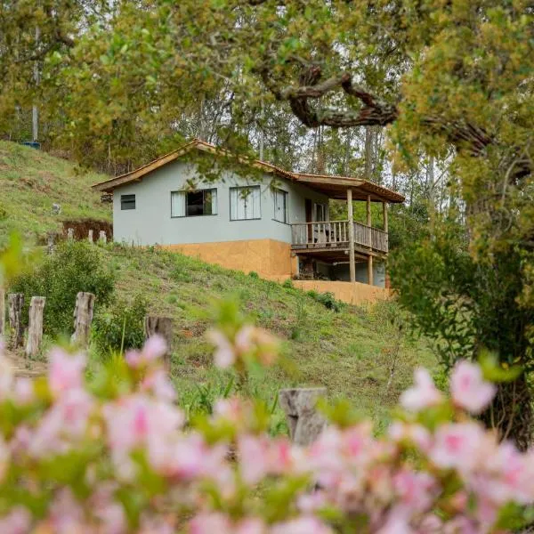 Hospedagem Colinas Chalé 2, hotel i Aiuruoca