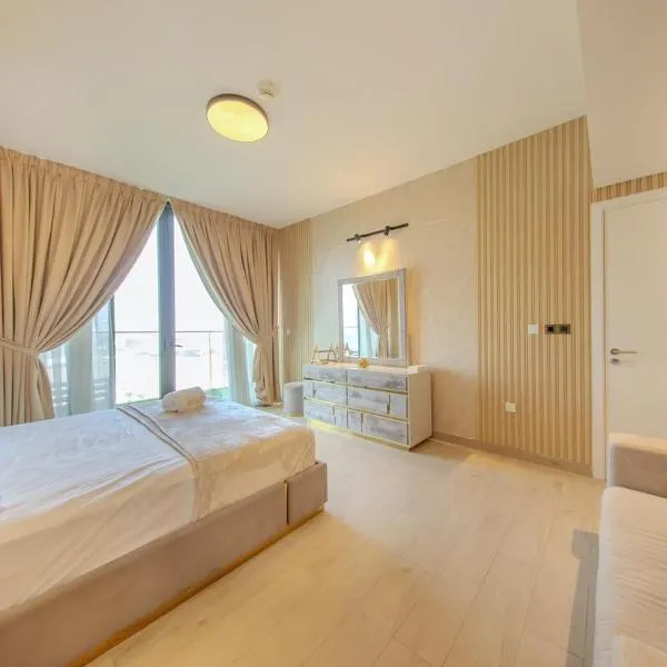 3BR Amazing Penthouse of Aljada in Misk 2 - Skyline views - 3WC - Maid washroom, hotel v mestu Sharjah
