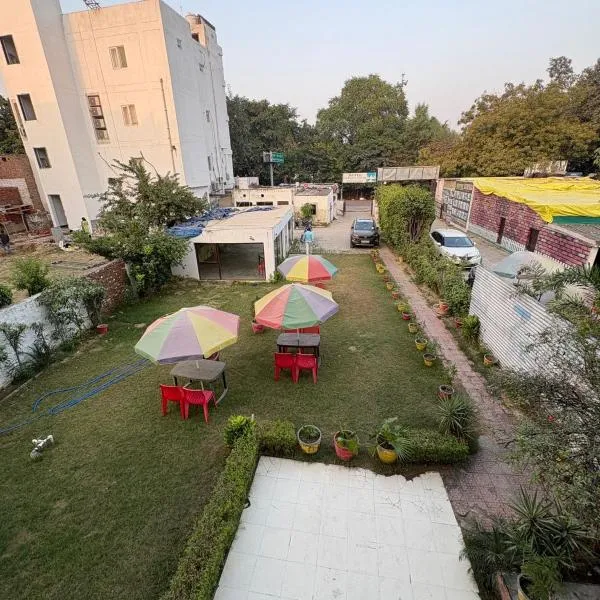 AD ressidency Hotel، فندق في آغْرا