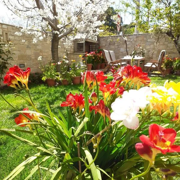 INDEPENDENT STUDIO NEAR THE AIRPORT and NEAR THE "PEANIA-KANDZA" METRO STATION, hotel a Leondárion