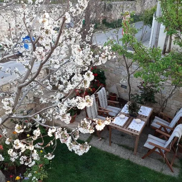 Close to the Airport and nearby the Metro and suburban train station, Hotel in Leondárion