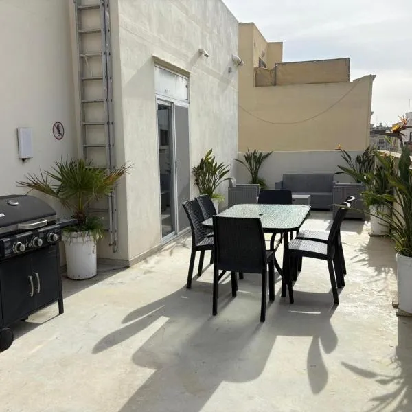 Maltese Terrace house with a modern touch - close to airport 4 km, hotel v destinácii Tarxien