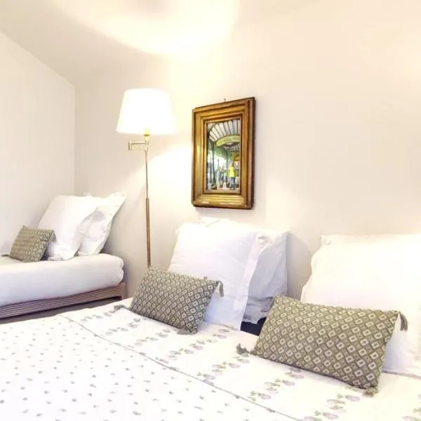 PARIS AUTHENTIC HOUSE Entier 1920's House, For Groups, Métro Line 7 station Porte d'Ivry, Hotel in Paris