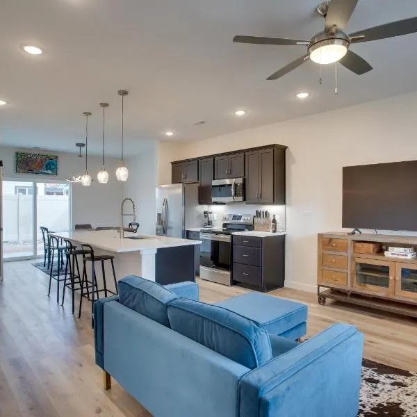 Modern Townhome ~ 3 Mi to Dtwn Grand Junction, hotel a Grand Junction